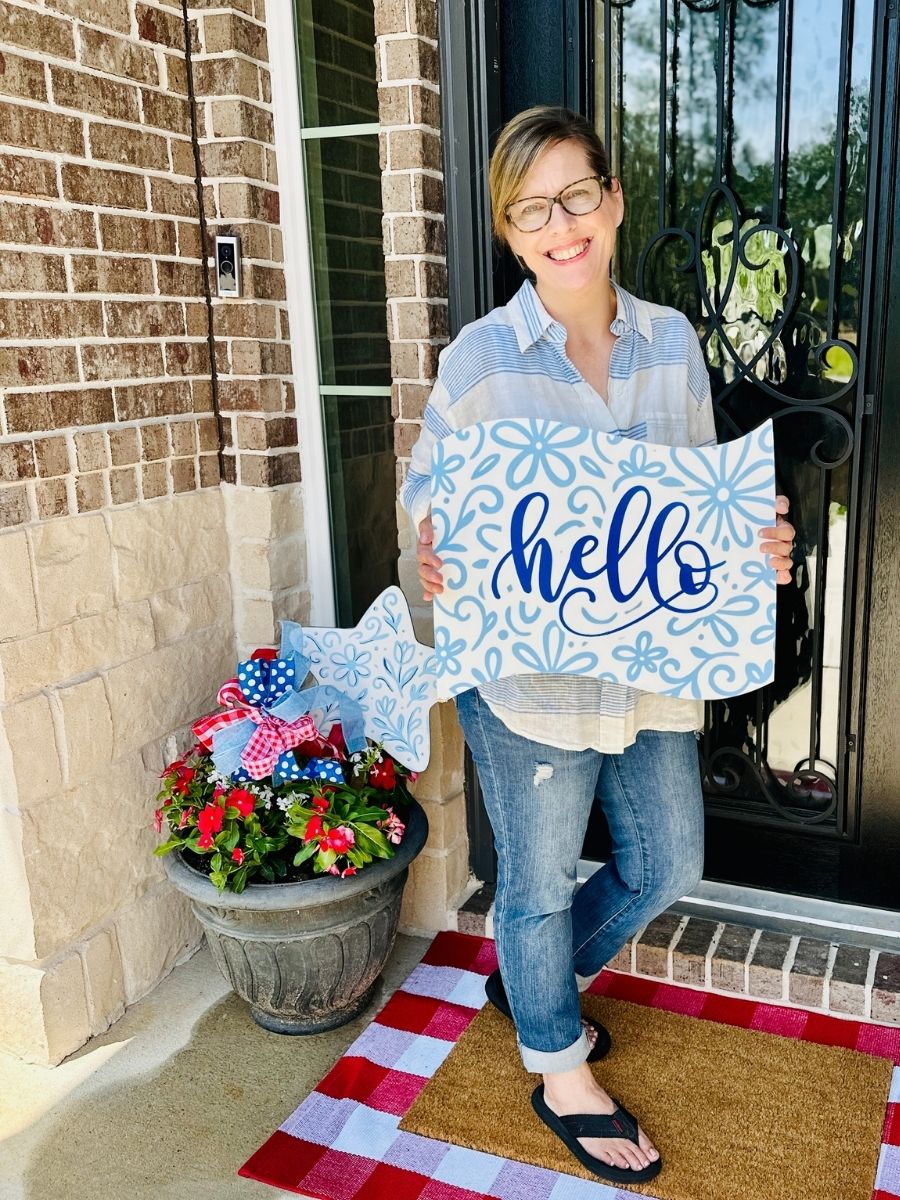 Traci, your Cricut, vinyl and DTF insructor